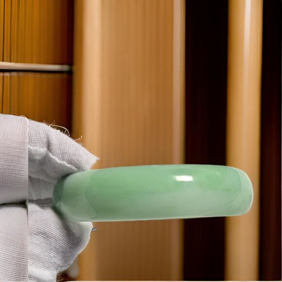 Green Jade Bangle - Picture 7 of 11
